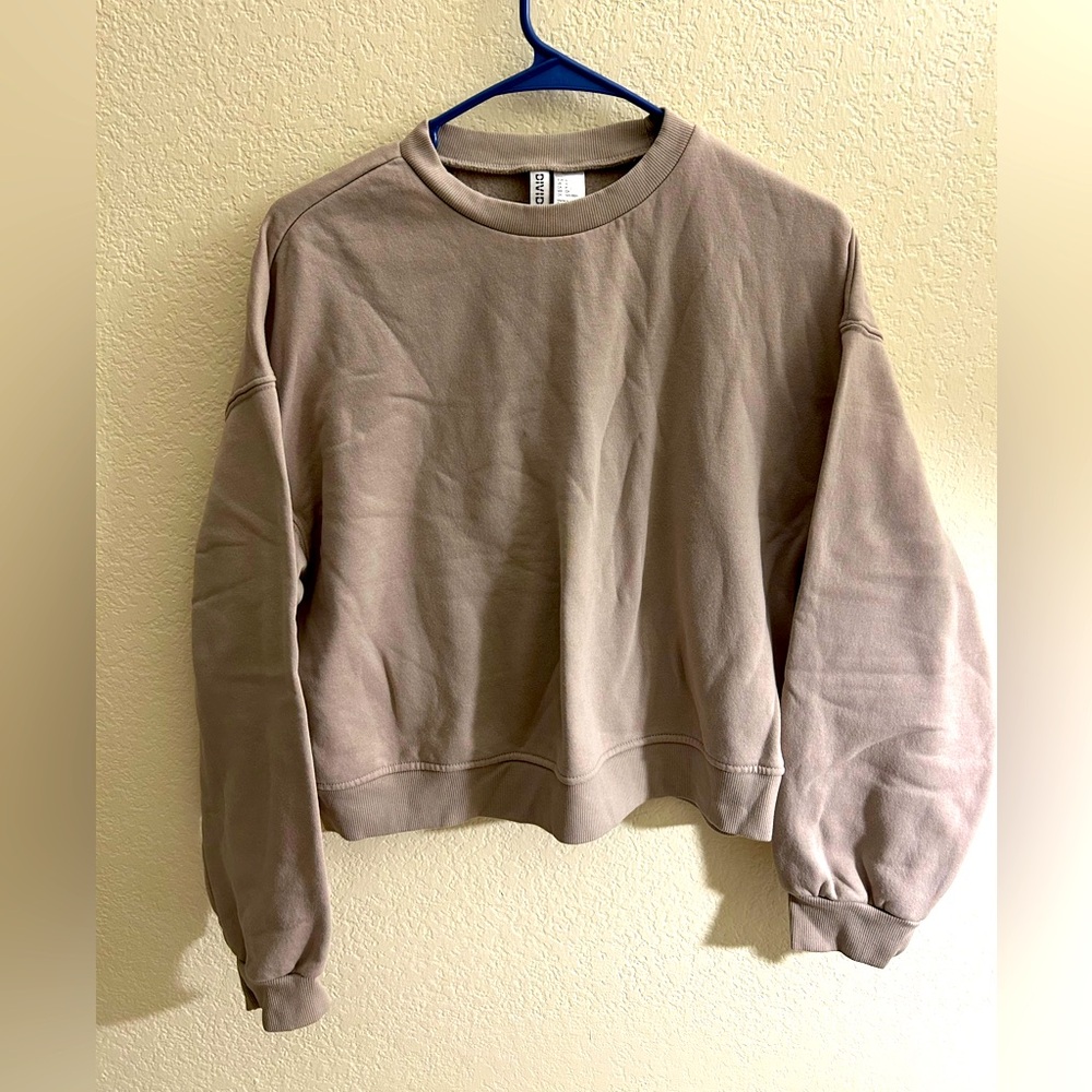 H&M Tan small women sweatshirt in excellent condition.